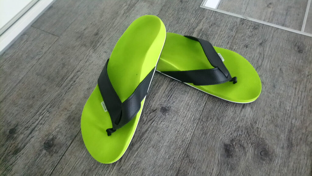 00009-valinos-flip-flops-schwarz-grn-wei