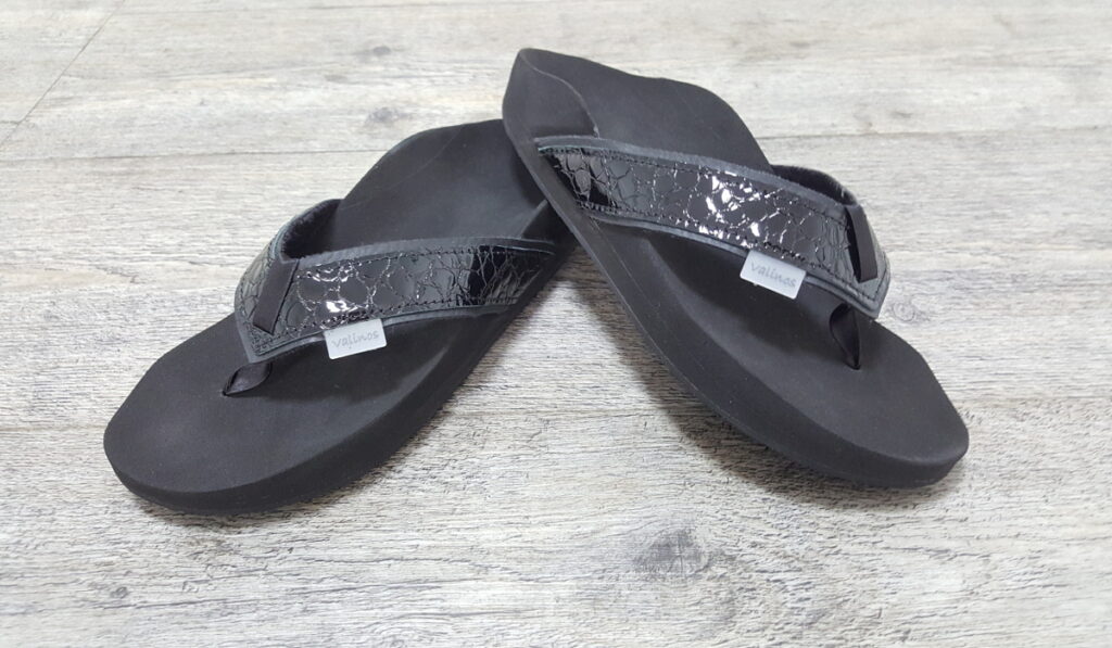 00101-valinos-flip-flops-krokoschwarz-mit-Abrollsohle