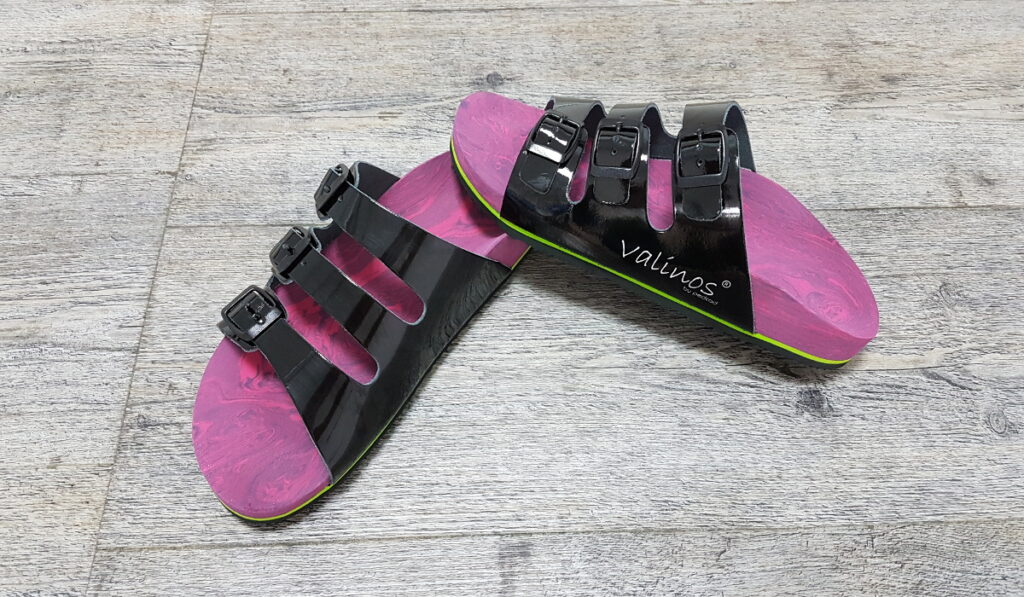 00152-valinos-sandale-schwarz-Lack-lila-marmoriert
