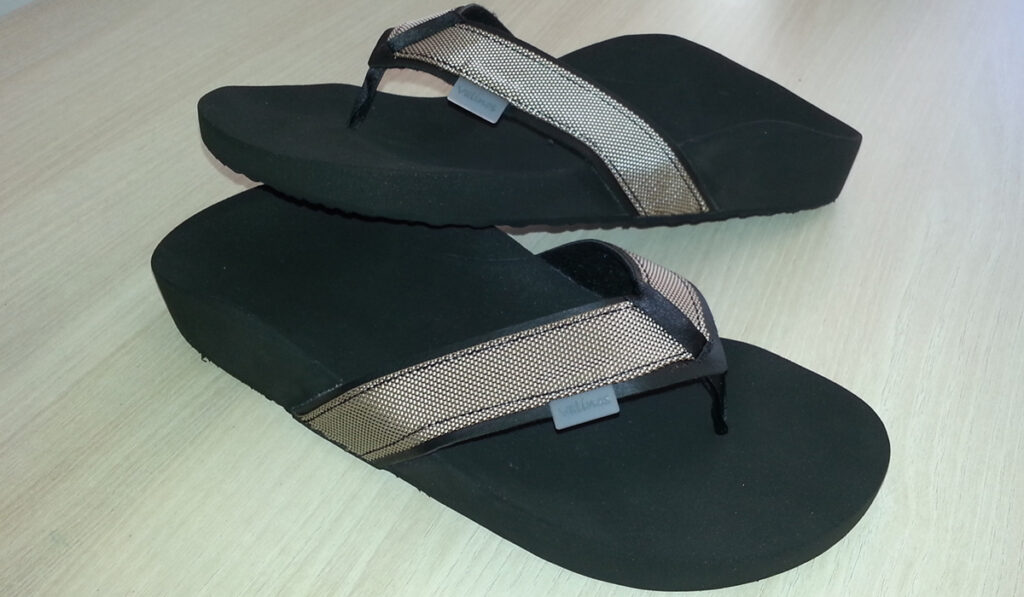 00240-valinos-flip-flops-schwarz-silber