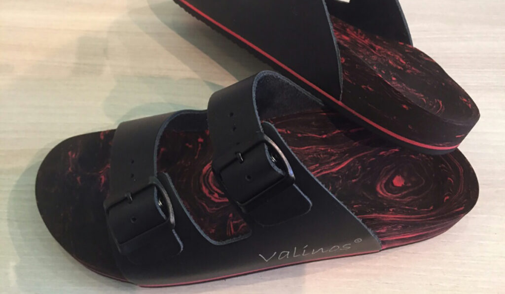 00320-valinos-sandalen-schwarzz-rot-marmor