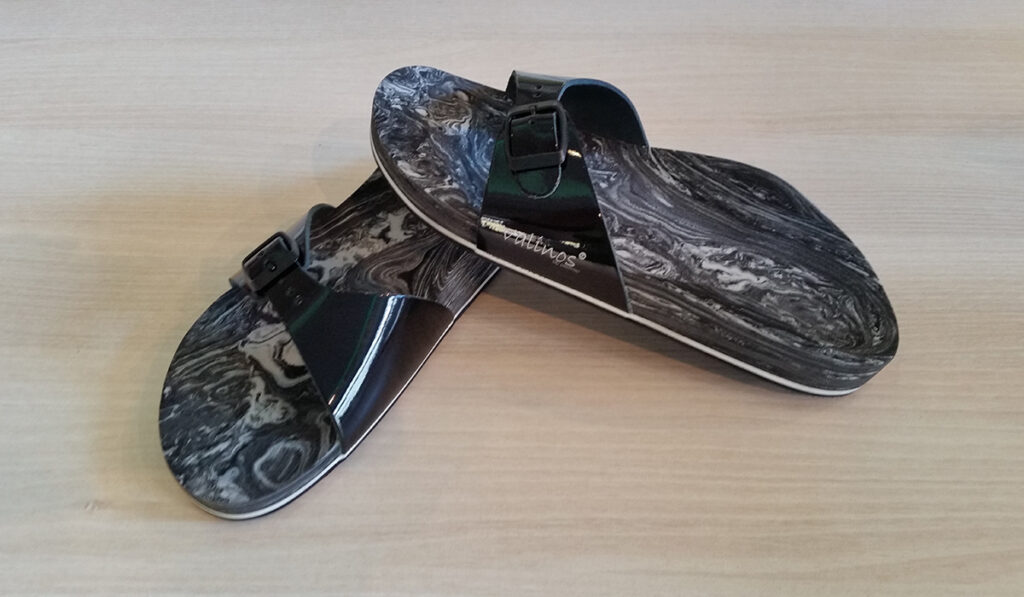 00380-valinos-fit-einriemer-lack-schwarz-marmoriert