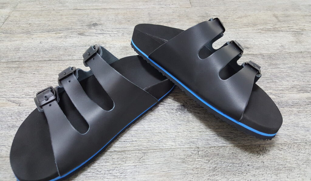 00392-valinos-sandale-schwarz-blauer-Streifen