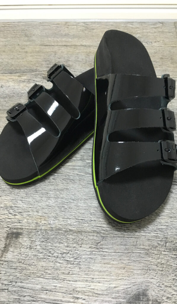 00510-valinos-sandalen-lack-schwarz-gruen