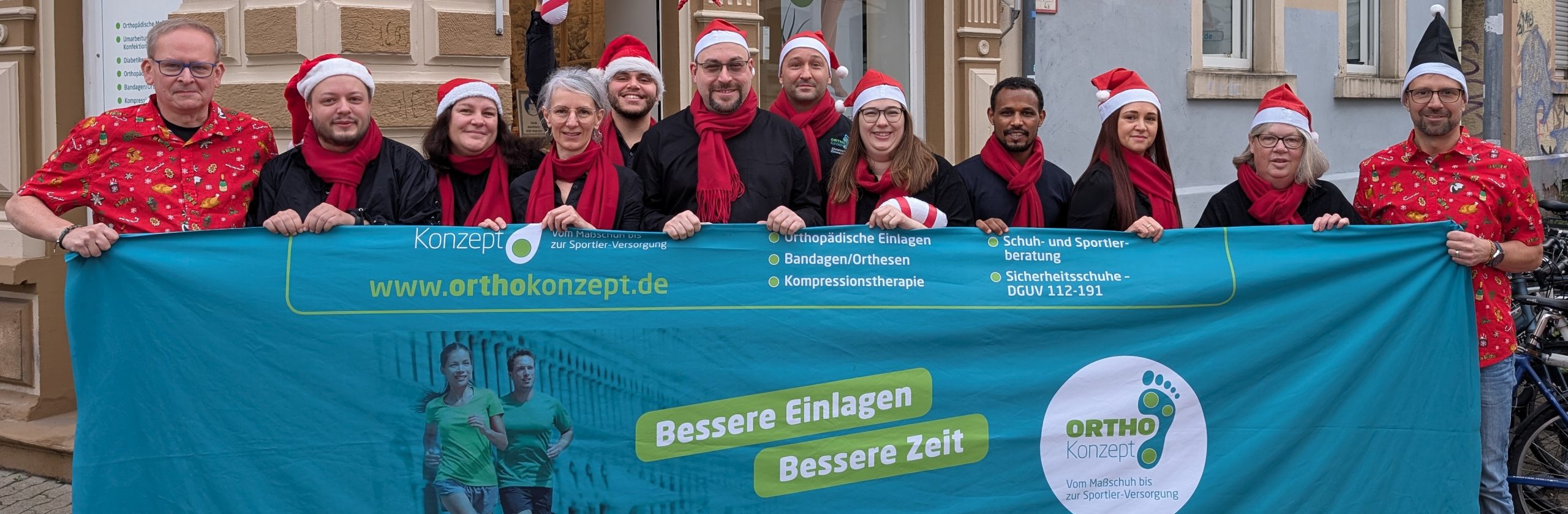 Teamfoto vor dem Laden