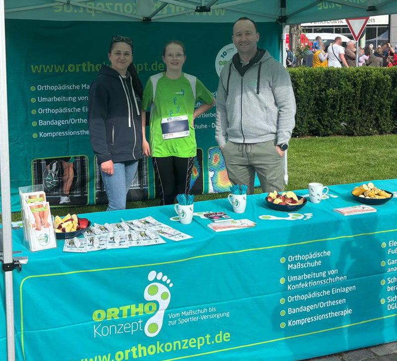 Standbild mit Mitarbeitern und Läuferin